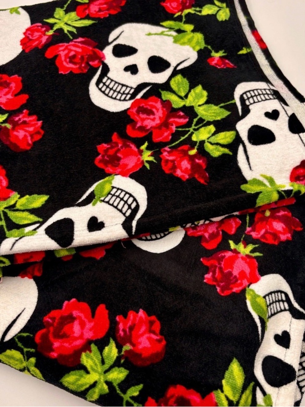NEW Betsey Johnson 4 PIECE SKULL GARDEN Skull Red Rose Bath Towel & Hand Towels - Picture 4 of 11
